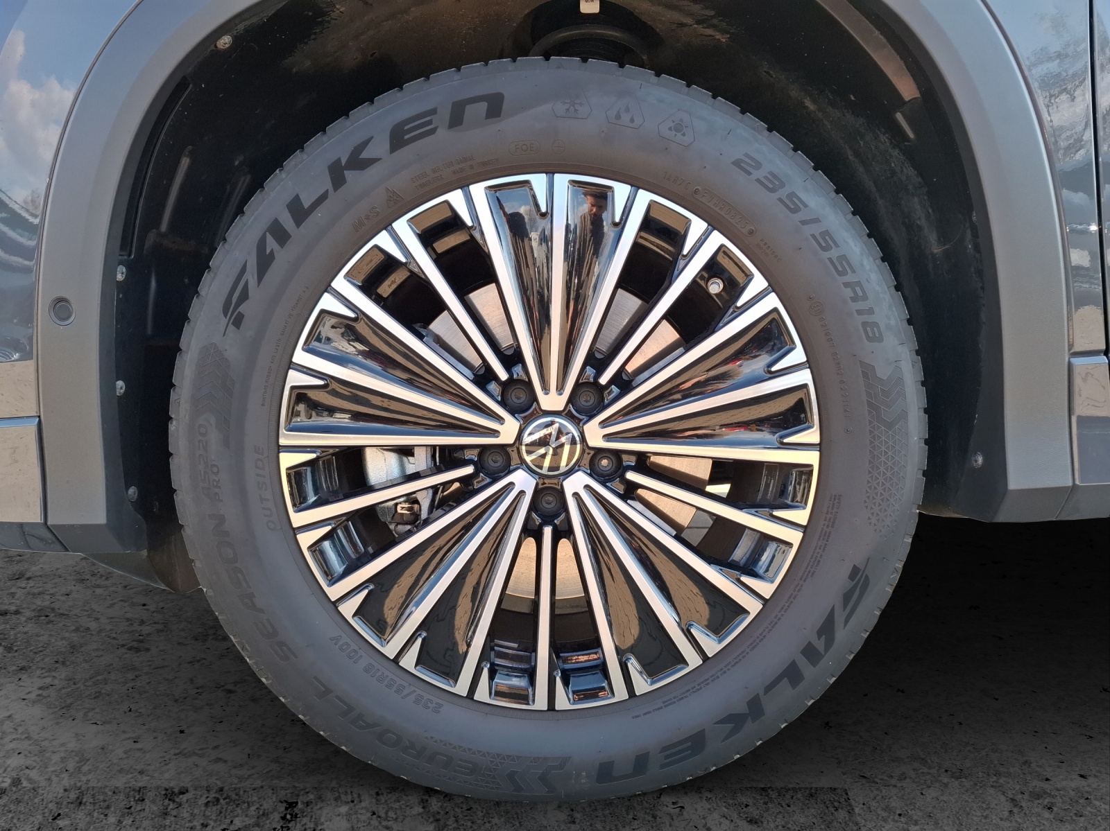 Fahrzeugabbildung Volkswagen Tayron eTSI Life DSG LED AHK Navi AID ACC RFK SH