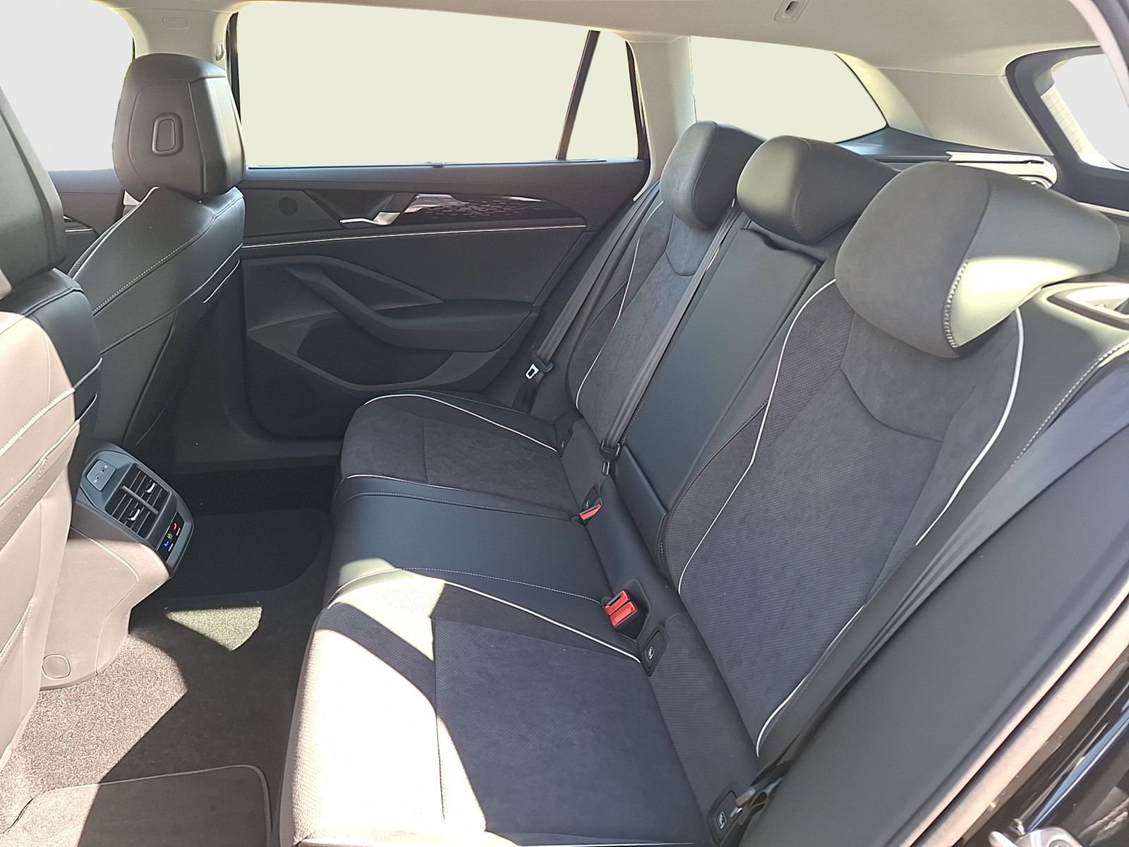 Fahrzeugabbildung Volkswagen Passat Variant TDI Elegance DSG Matrix AHK Navi HUD AID ACC RFK SH