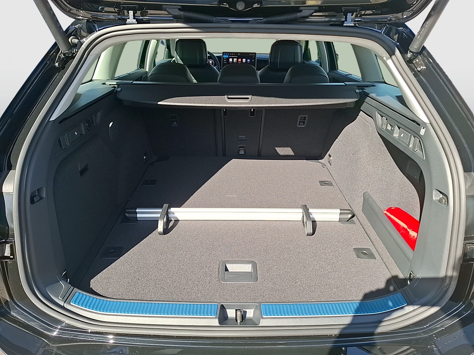 Fahrzeugabbildung Volkswagen Passat Variant TDI Elegance DSG Matrix AHK Navi HUD AID ACC RFK SH