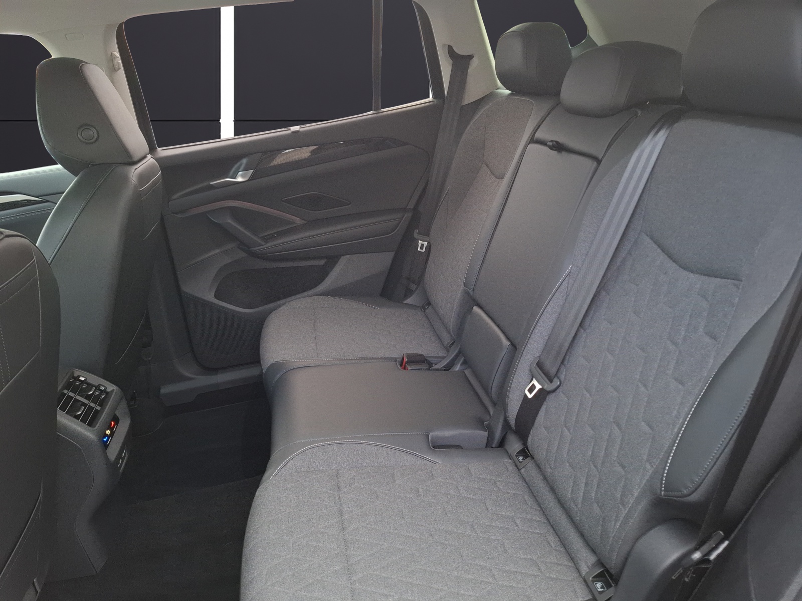 Fahrzeugabbildung Volkswagen Tayron TDI Life DSG 4M LEDplus AHK Navi AID ACC RFK SH 18