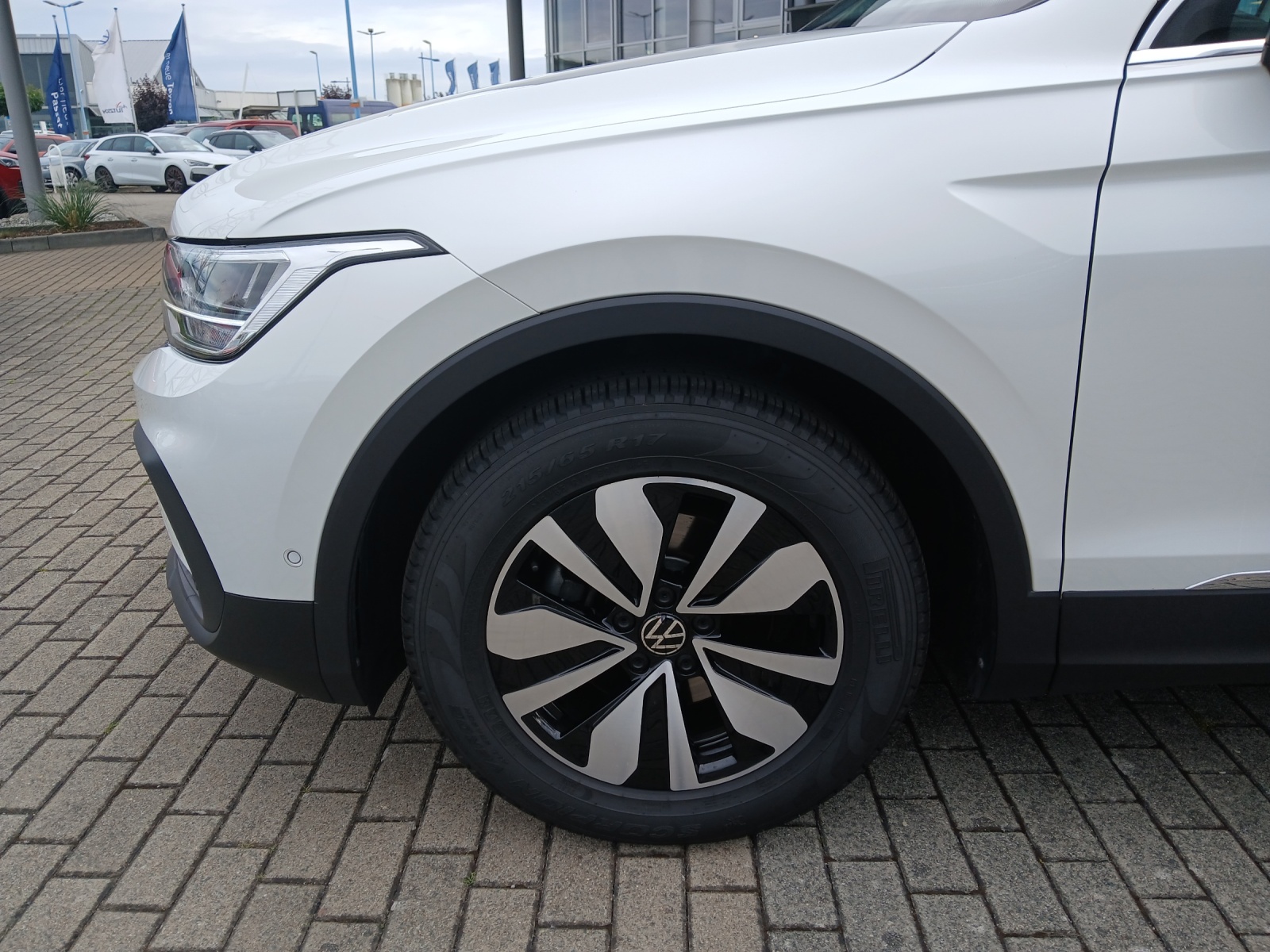 Fahrzeugabbildung Volkswagen Tiguan TSI Move DSG LED Navi ACC RFK SH LM