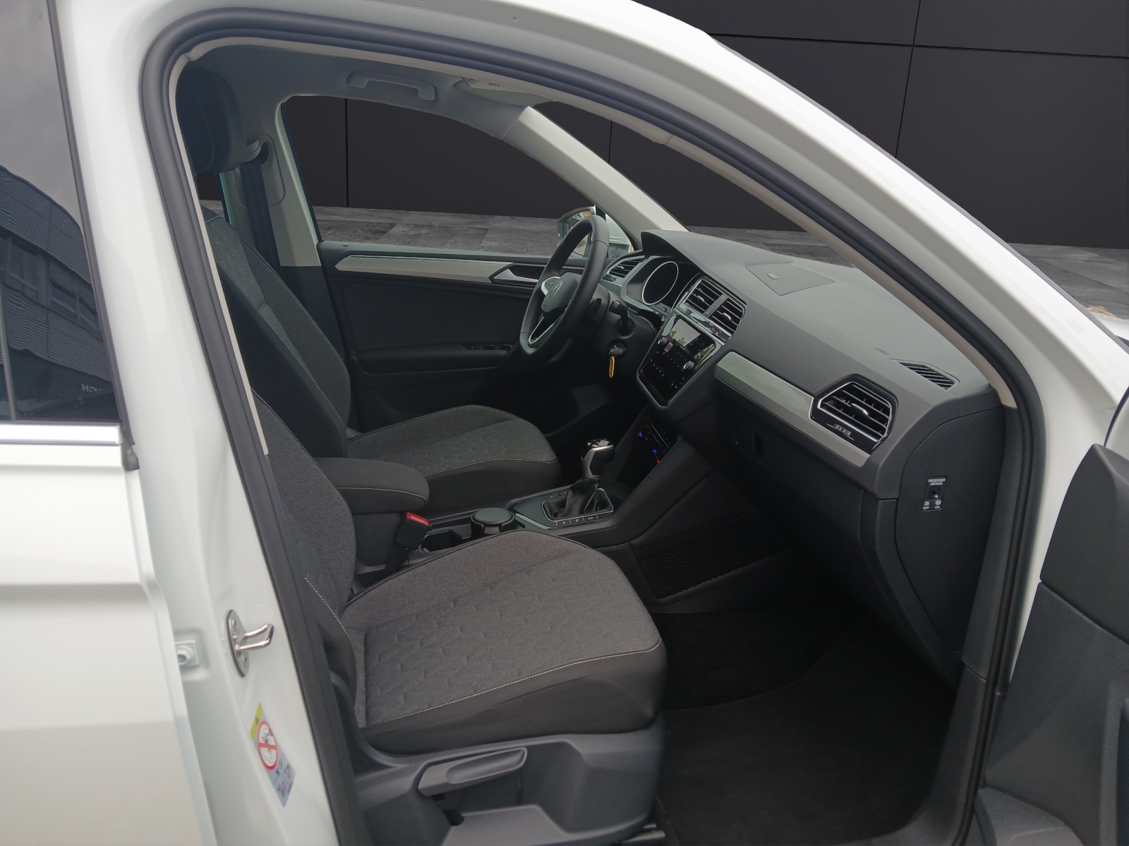 Fahrzeugabbildung Volkswagen Tiguan TSI Move DSG LED Navi ACC RFK SH LM