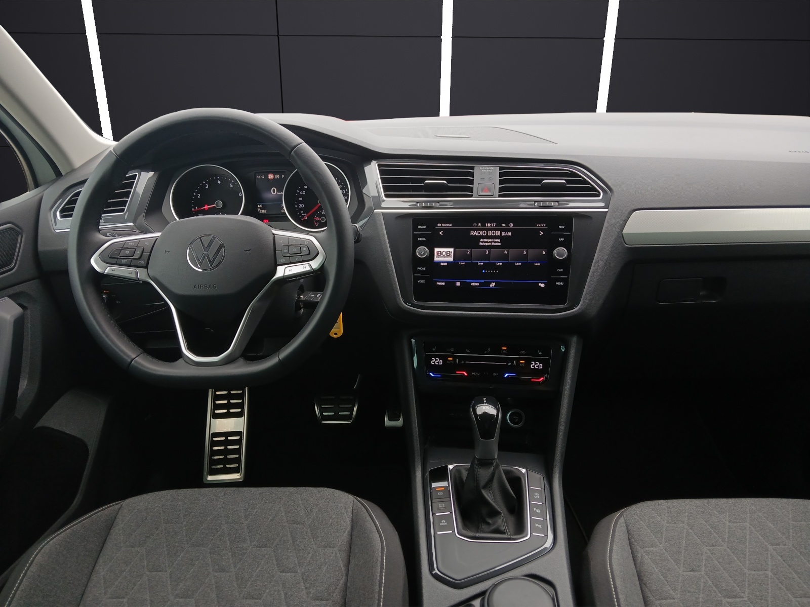 Fahrzeugabbildung Volkswagen Tiguan TSI Move DSG LED Navi ACC RFK SH LM