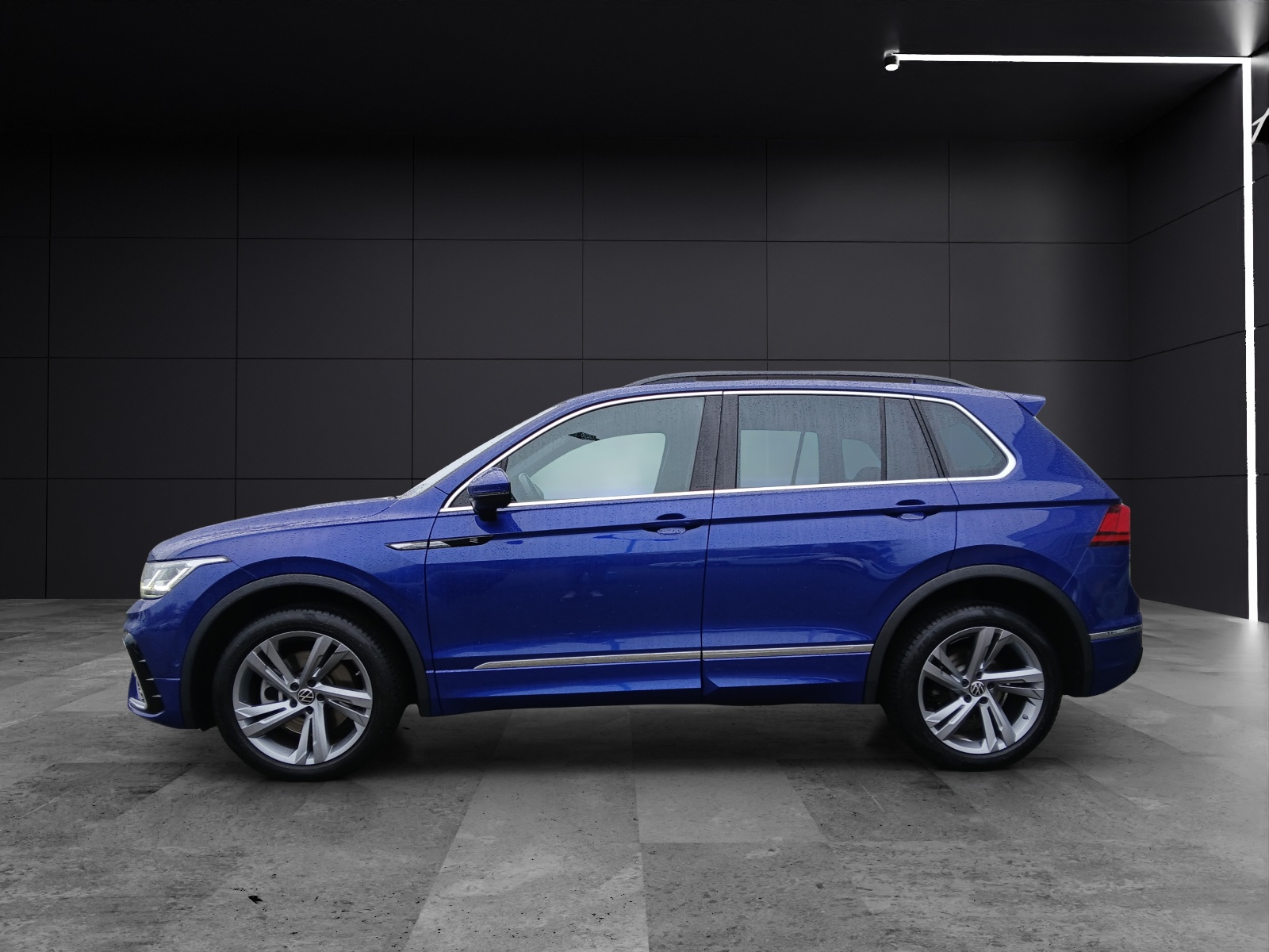 Fahrzeugabbildung Volkswagen Tiguan TDI R-Line DSG 4M STH Matrix AHK ACC RFK