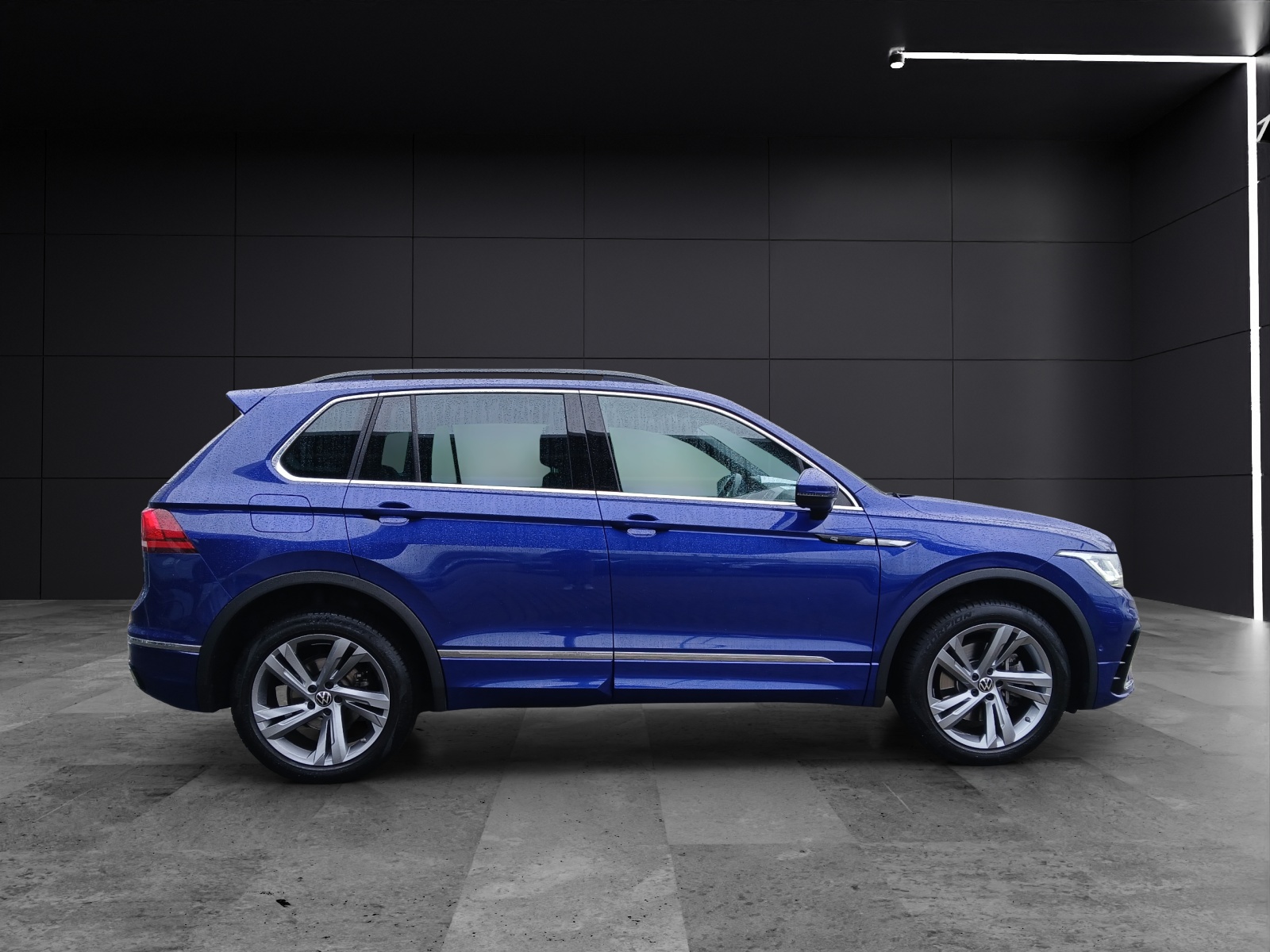 Fahrzeugabbildung Volkswagen Tiguan TDI R-Line DSG 4M STH Matrix AHK ACC RFK