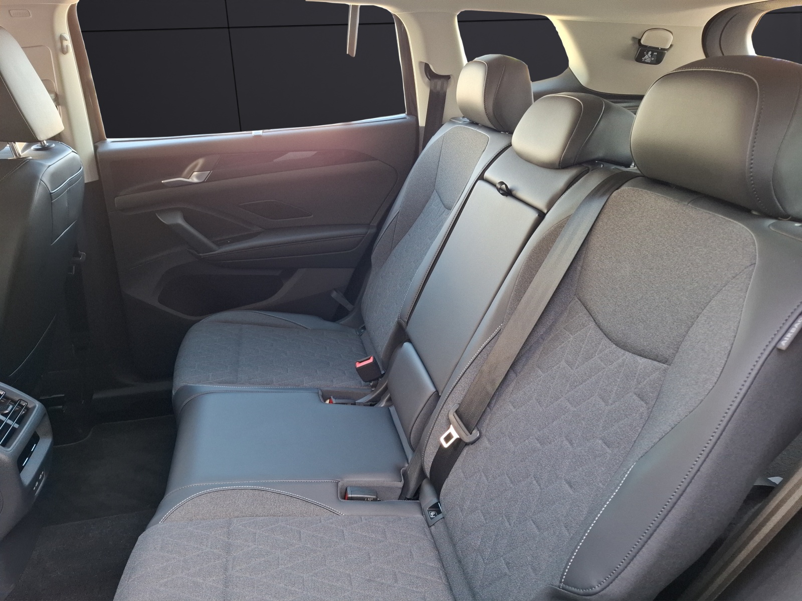 Fahrzeugabbildung Volkswagen Tayron eTSI Life DSG 7-Si Matrix AHK Navi AID ACC RFK SH