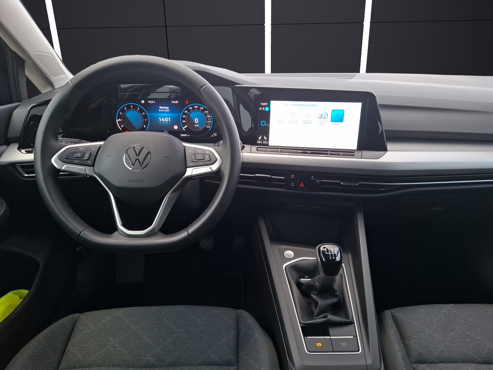 Fahrzeugabbildung Volkswagen Golf VIII Variant TSI Life LED ACC AID NAVI PDC SHZ LM