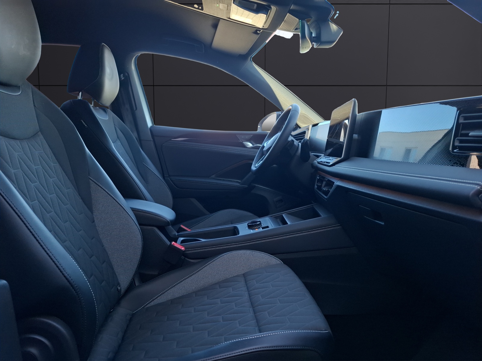 Fahrzeugabbildung Volkswagen Tiguan TDI Goal DSG Standhzg. AHK LED Navi AID ACC RFK SH