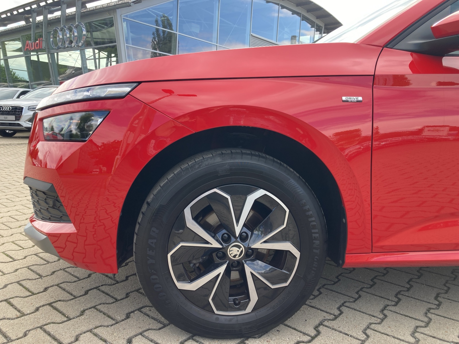 Fahrzeugabbildung SKODA Kamiq TSI Drive-125 LED Climatronic GRA PDC SH LM