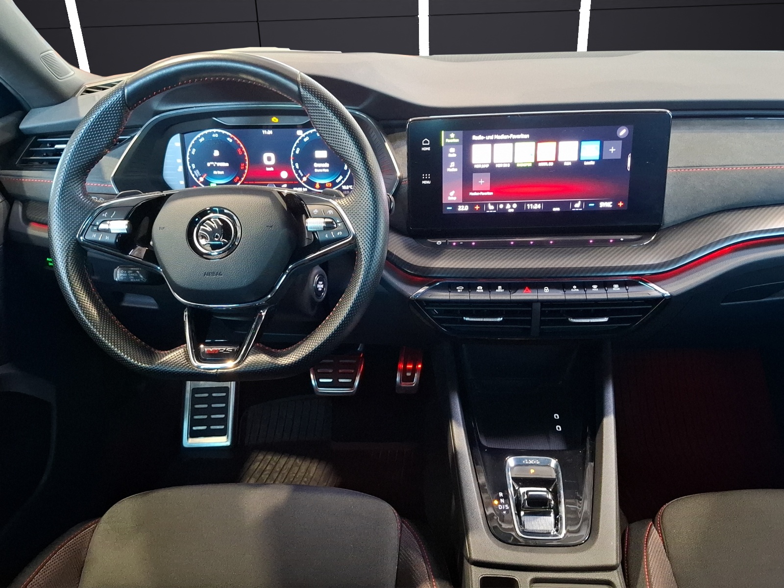 Fahrzeugabbildung SKODA Octavia Combi RS TDI DSG 4x4 Matrix Navi HUD VC ACC SH 18