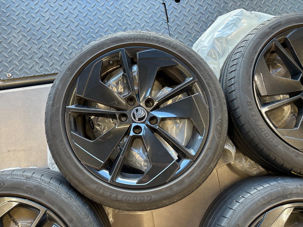 Fahrzeugabbildung SKODA Octavia Combi RS TDI DSG 4x4 Matrix Navi HUD VC ACC SH 18