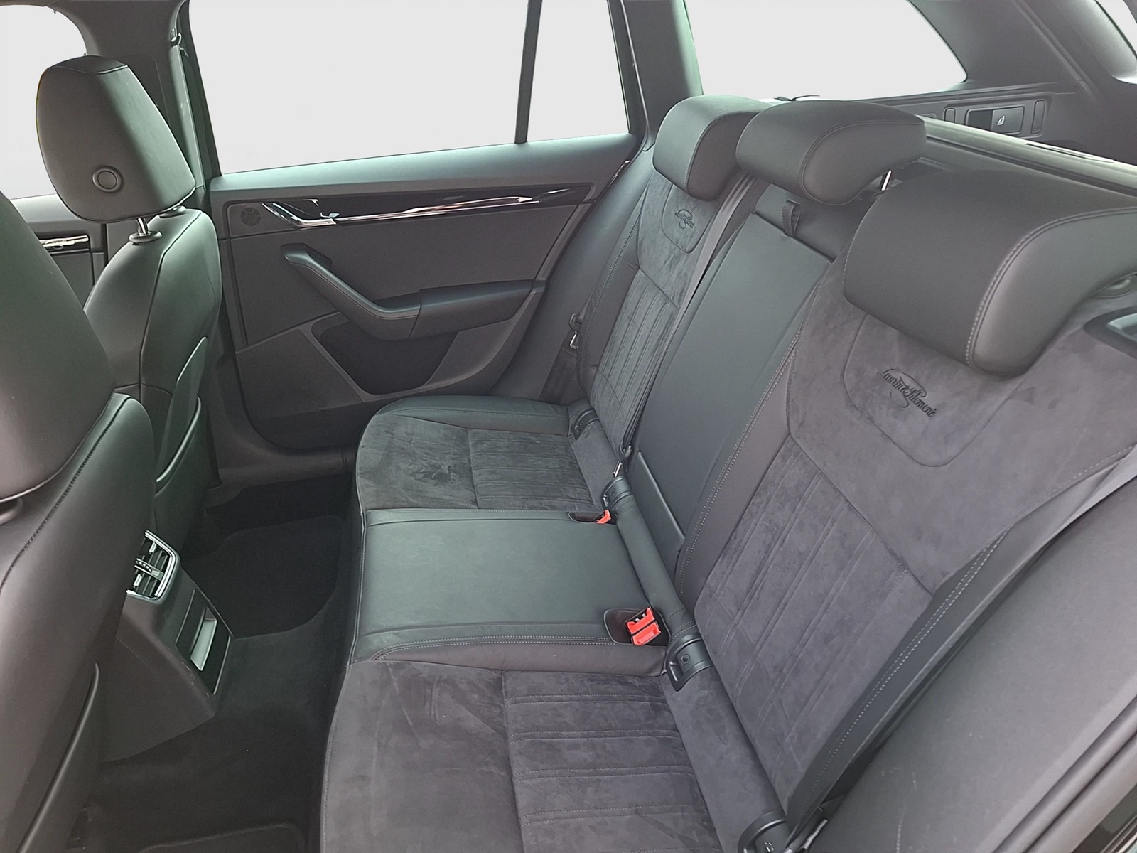 Fahrzeugabbildung SKODA Octavia Combi TSI L&K DSG LED Navi ACC PDC SHZ 18