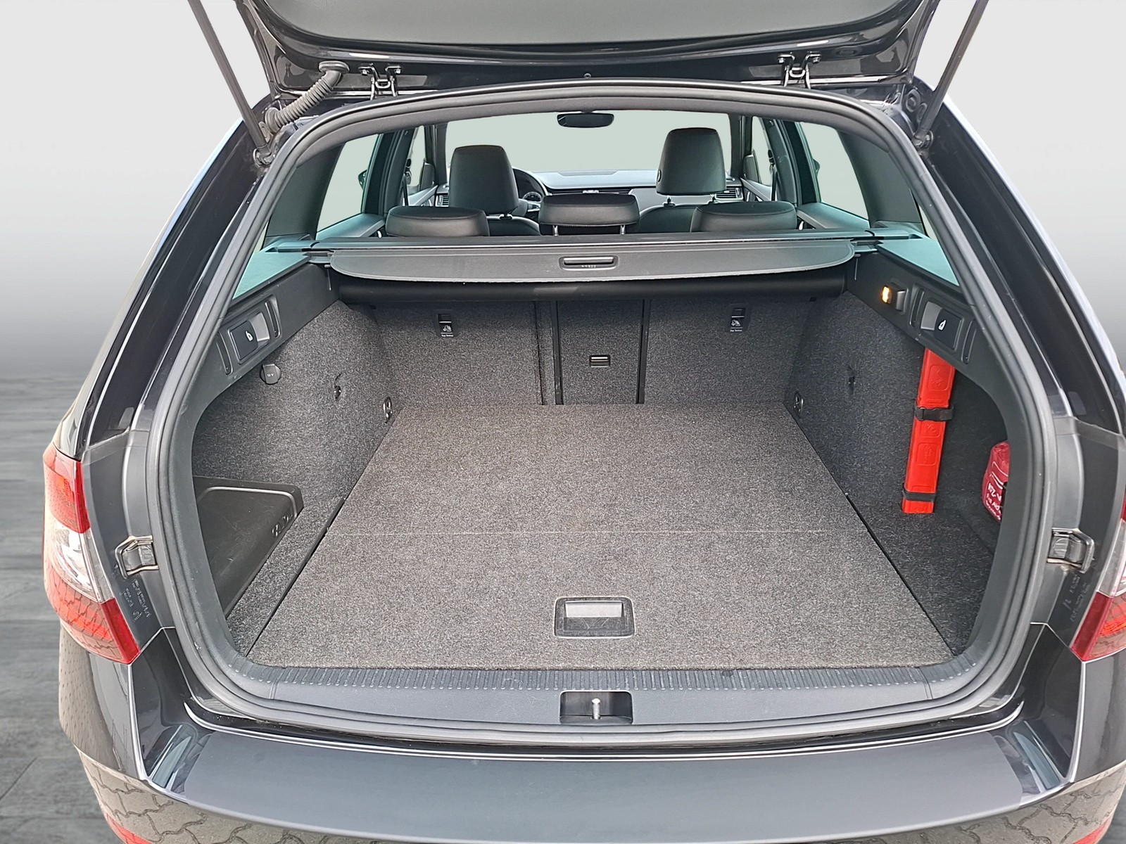 Fahrzeugabbildung SKODA Octavia Combi TSI L&K DSG LED Navi ACC PDC SHZ 18