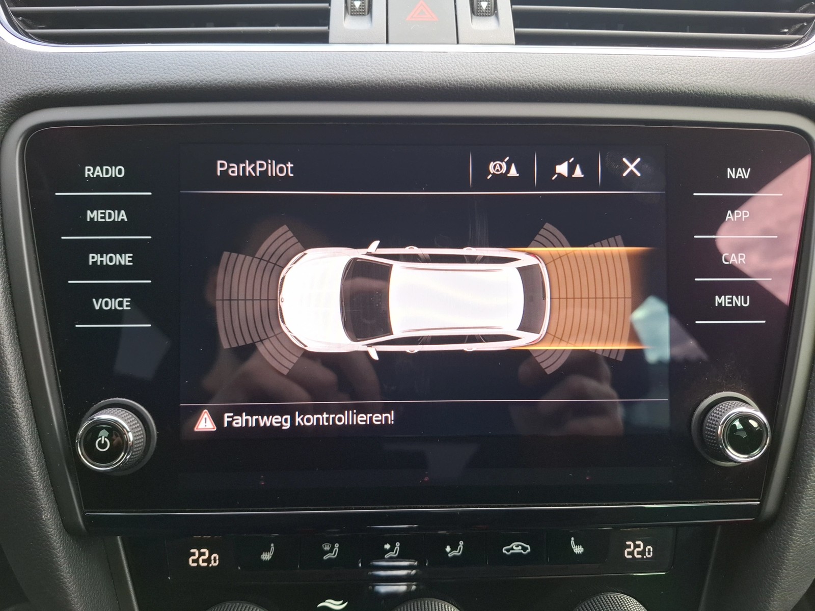 Fahrzeugabbildung SKODA Octavia Combi TSI L&K DSG LED Navi ACC PDC SHZ 18