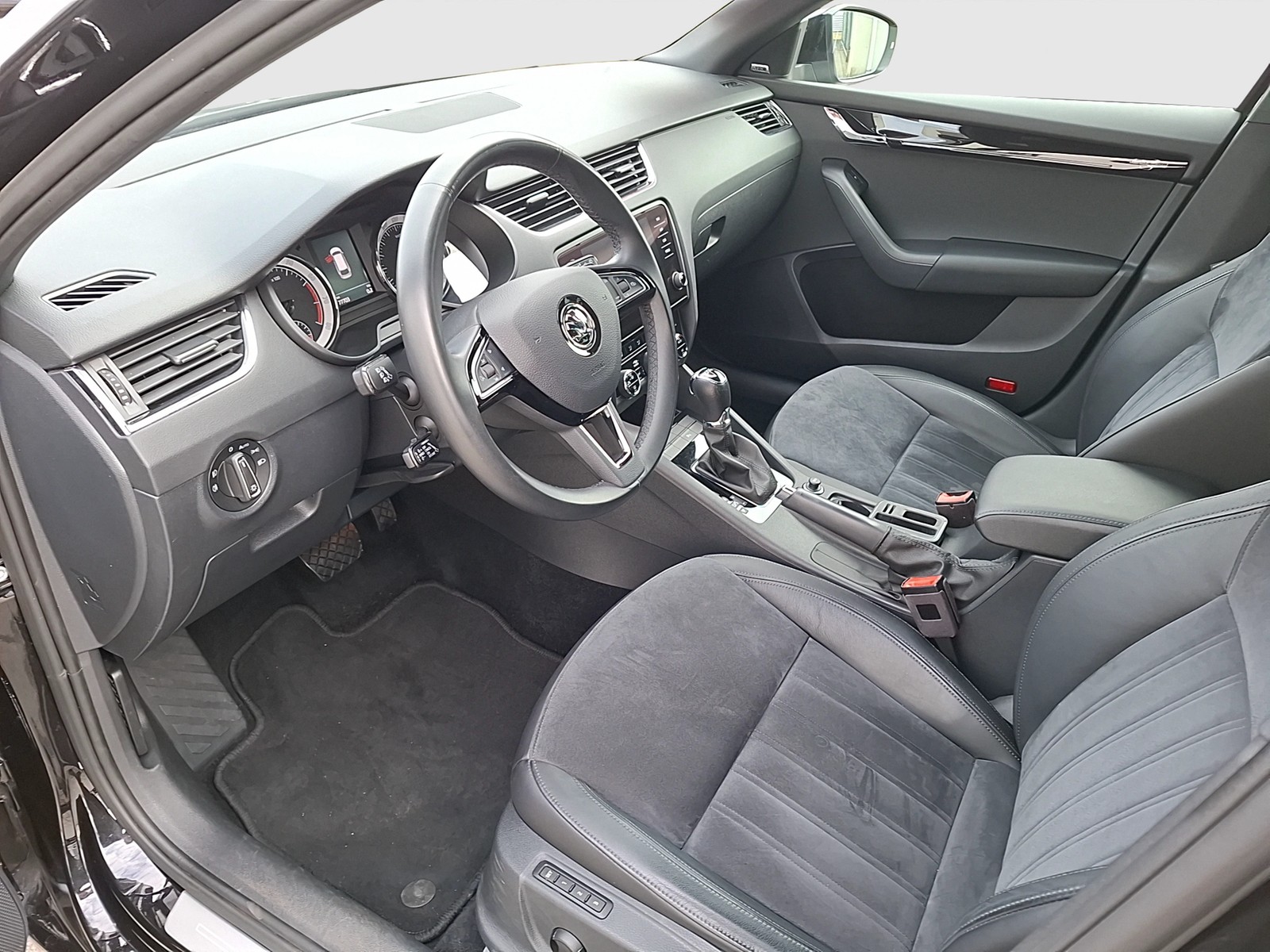 Fahrzeugabbildung SKODA Octavia Combi TSI L&K DSG LED Navi ACC PDC SHZ 18