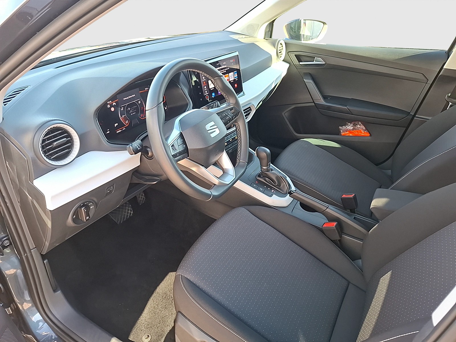 Fahrzeugabbildung SEAT Arona TSI Style DSG LED Navi ACC RFK SHZ