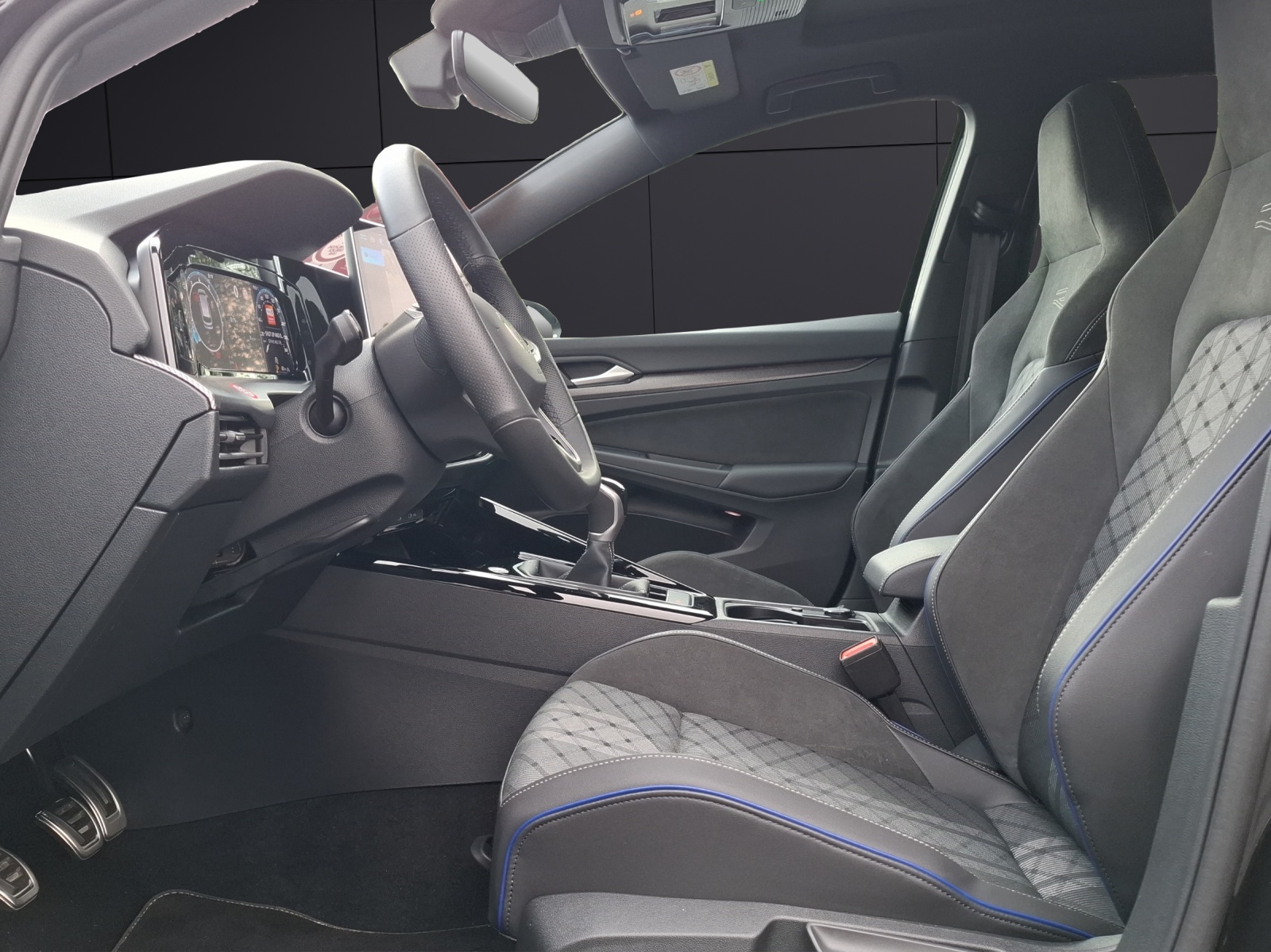 Fahrzeugabbildung Volkswagen Golf VIII Variant TSI R-Line Matrix AHK Navi AID ACC RFK Pano HUD SH