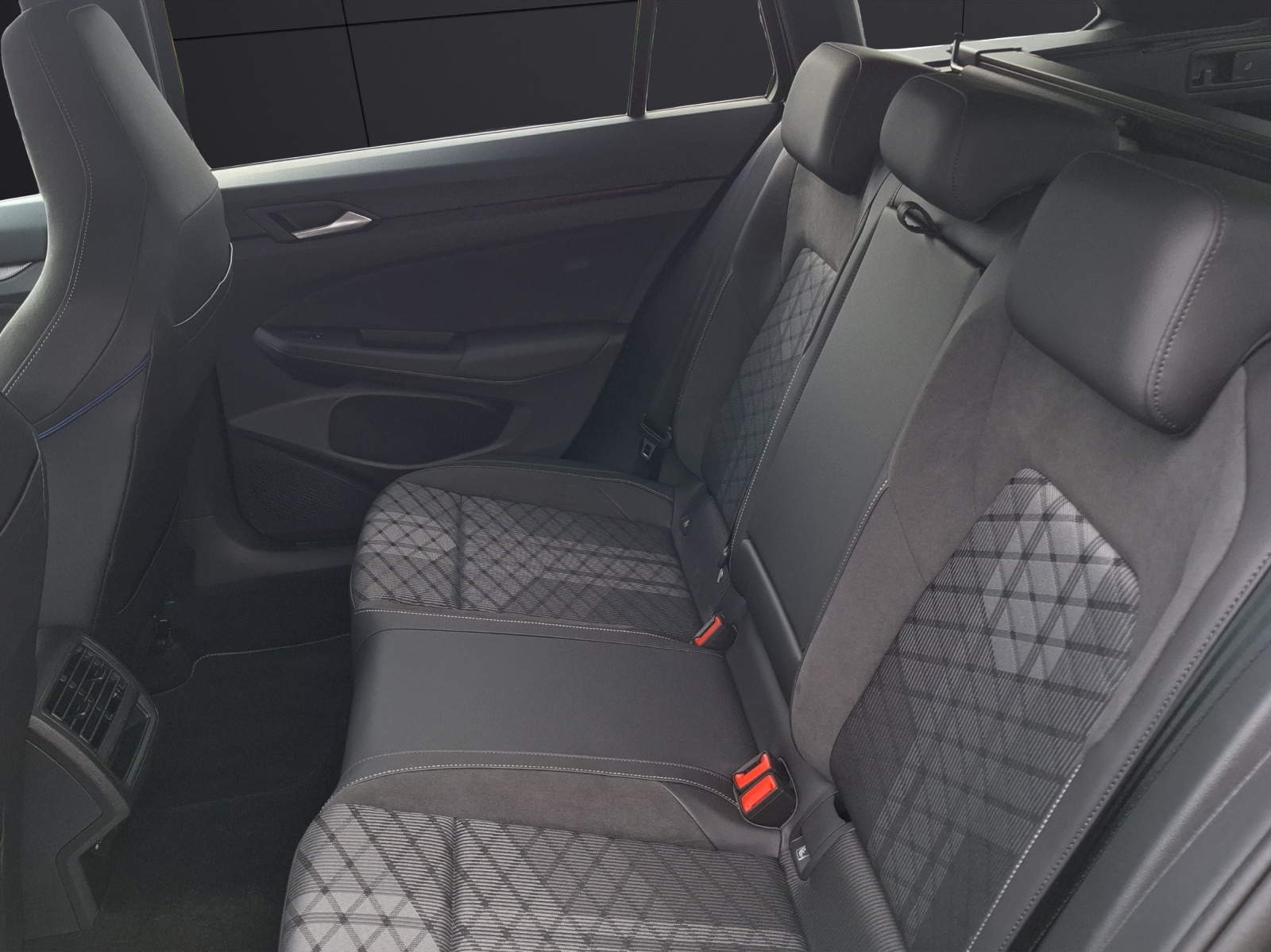 Fahrzeugabbildung Volkswagen Golf VIII Variant TSI R-Line Matrix AHK Navi AID ACC RFK Pano HUD SH