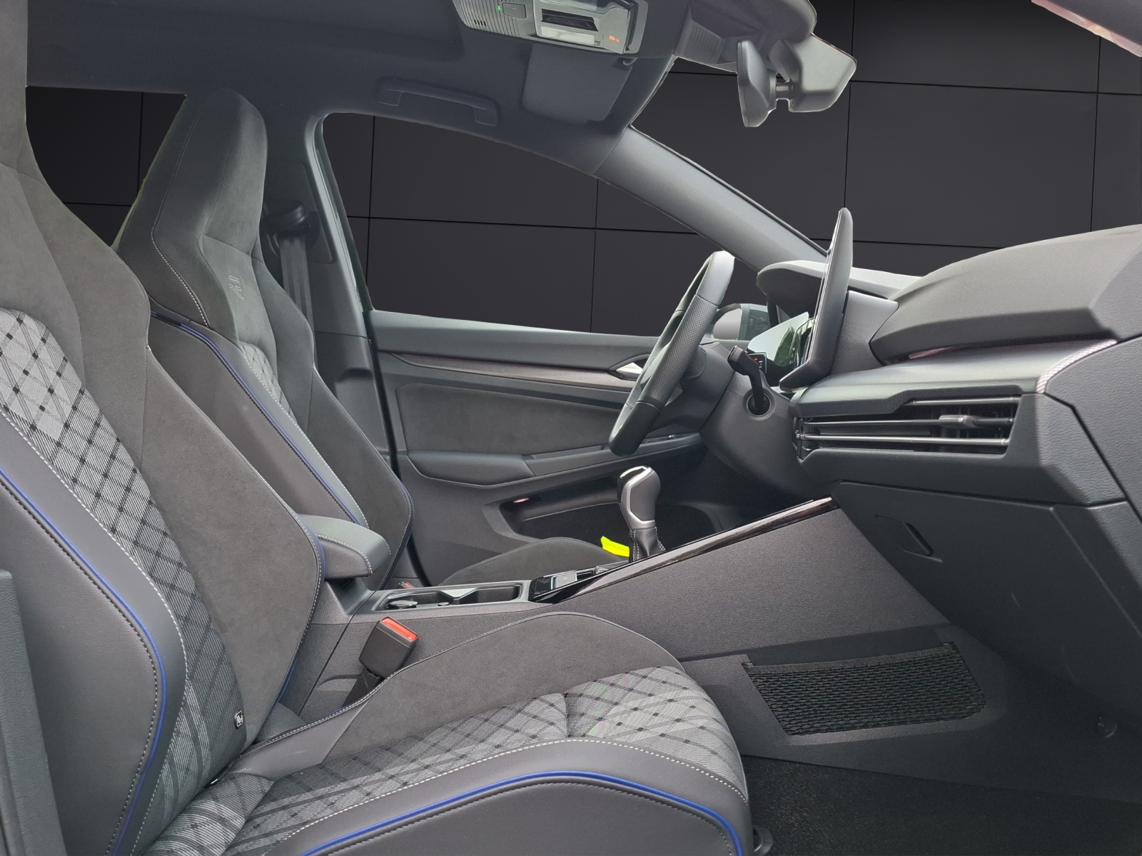 Fahrzeugabbildung Volkswagen Golf VIII Variant TSI R-Line Matrix AHK Navi AID ACC RFK Pano HUD SH