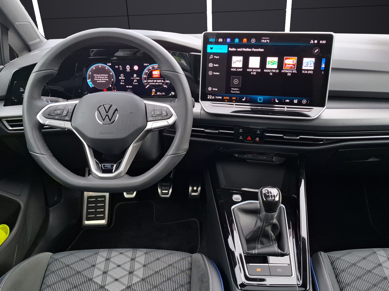 Fahrzeugabbildung Volkswagen Golf VIII Variant TSI R-Line Matrix AHK Navi AID ACC RFK Pano HUD SH