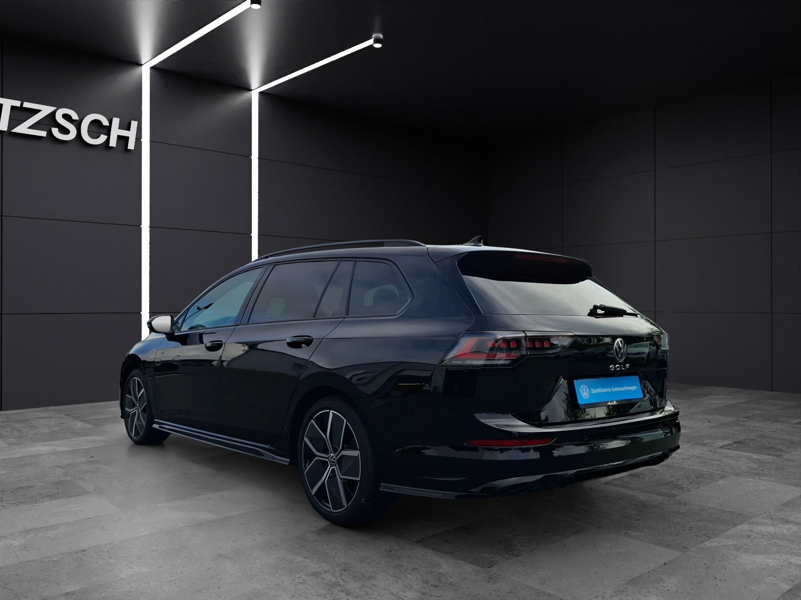 Fahrzeugabbildung Volkswagen Golf VIII Variant TSI R-Line Matrix AHK Navi AID ACC RFK Pano HUD SH