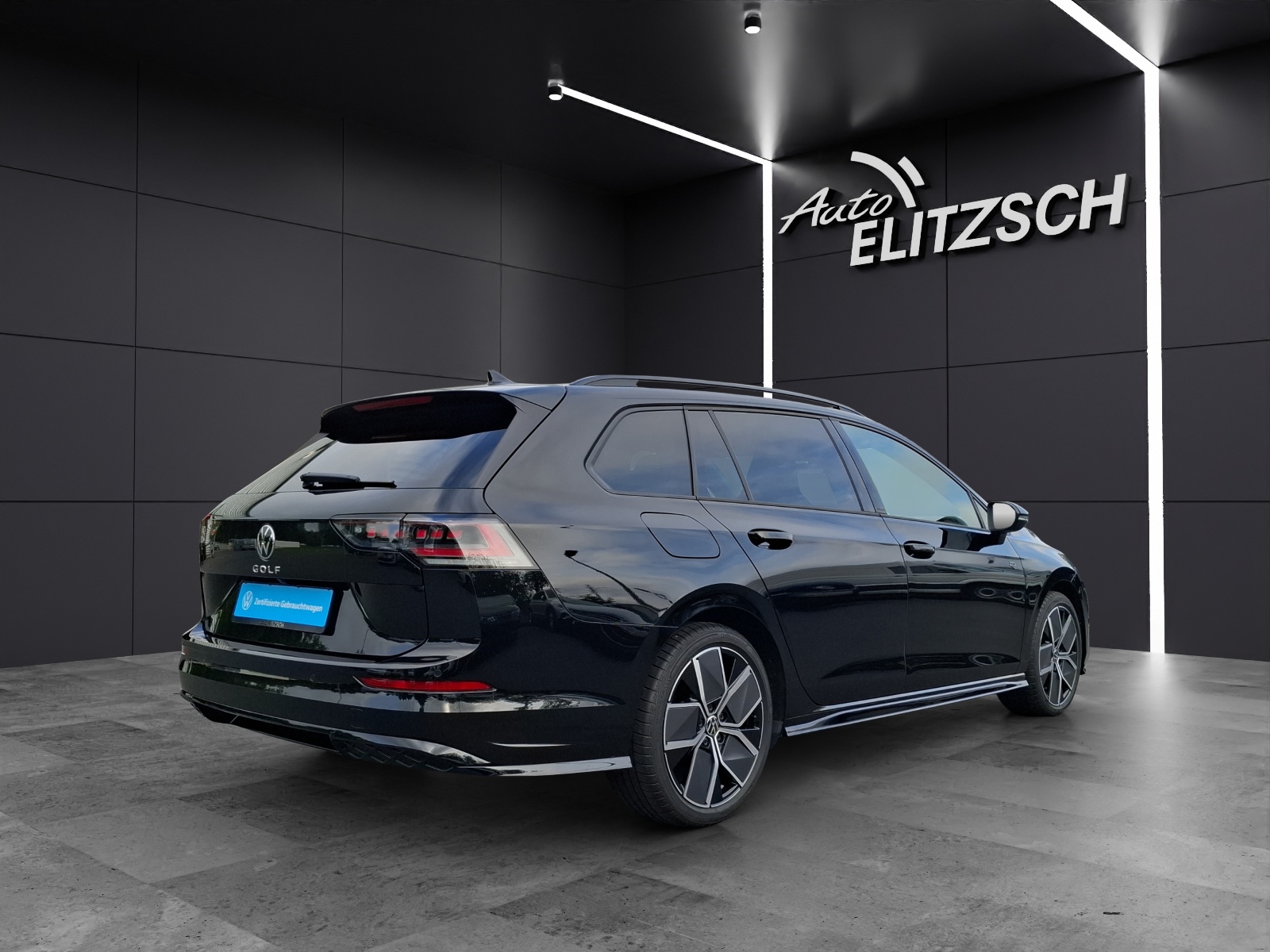 Fahrzeugabbildung Volkswagen Golf VIII Variant TSI R-Line Matrix AHK Navi AID ACC RFK Pano HUD SH