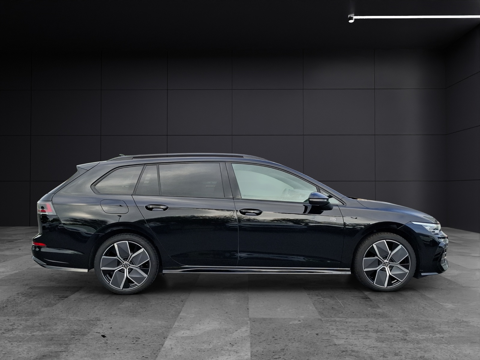 Fahrzeugabbildung Volkswagen Golf VIII Variant TSI R-Line Matrix AHK Navi AID ACC RFK Pano HUD SH