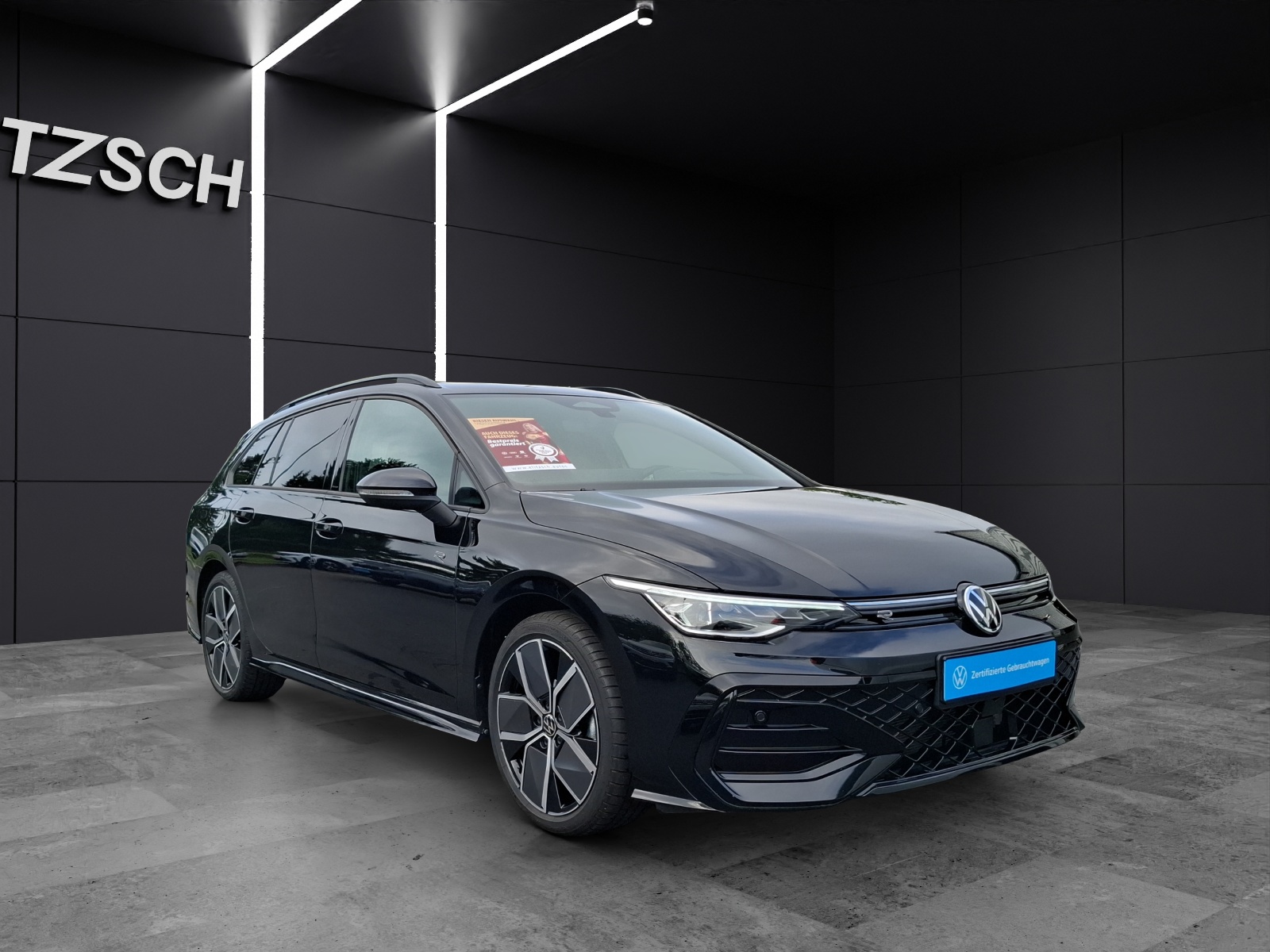 Fahrzeugabbildung Volkswagen Golf VIII Variant TSI R-Line Matrix AHK Navi AID ACC RFK Pano HUD SH