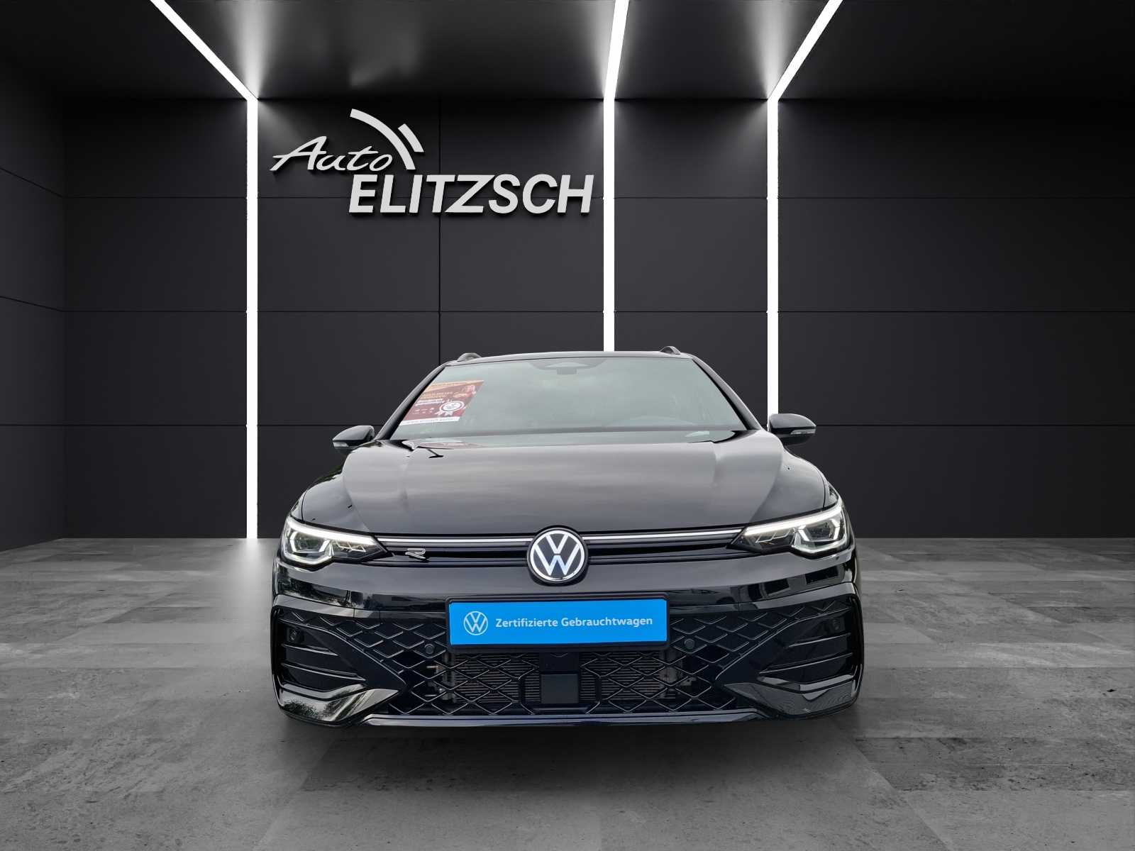 Fahrzeugabbildung Volkswagen Golf VIII Variant TSI R-Line Matrix AHK Navi AID ACC RFK Pano HUD SH
