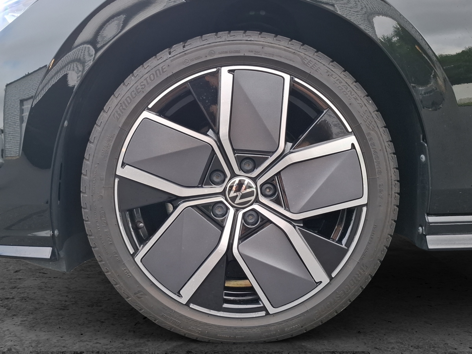 Fahrzeugabbildung Volkswagen Golf VIII Variant TSI R-Line Matrix AHK Navi AID ACC RFK Pano HUD SH