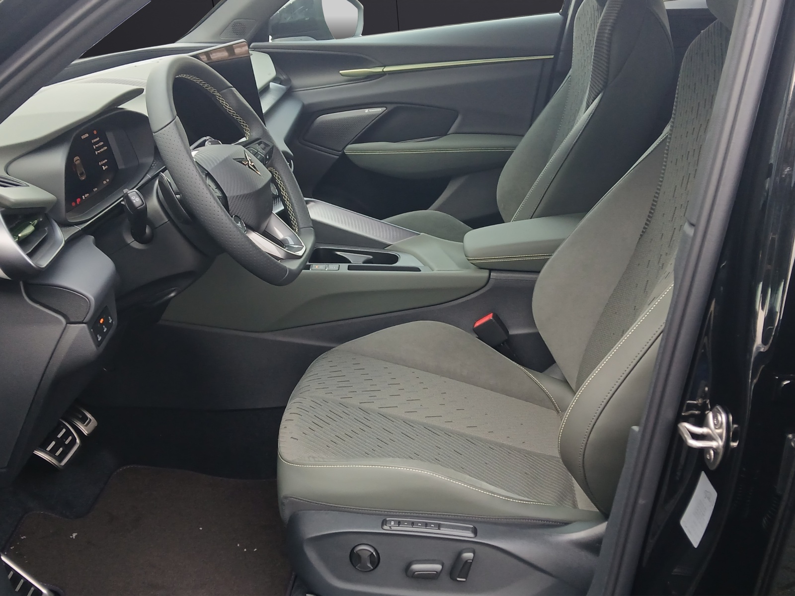 Fahrzeugabbildung CUPRA Terramar VZ e-Hybrid Tribe Matrix Sennh.AHK