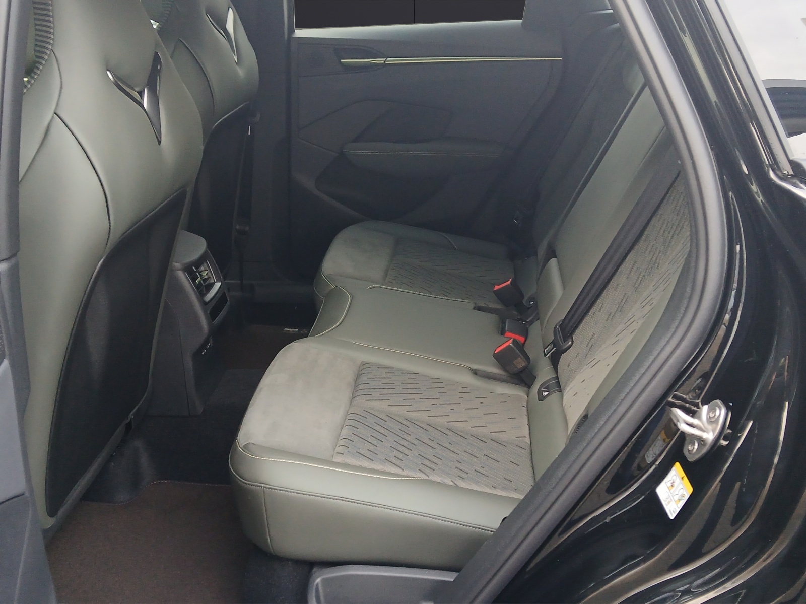 Fahrzeugabbildung CUPRA Terramar VZ e-Hybrid Tribe Matrix Sennh.AHK