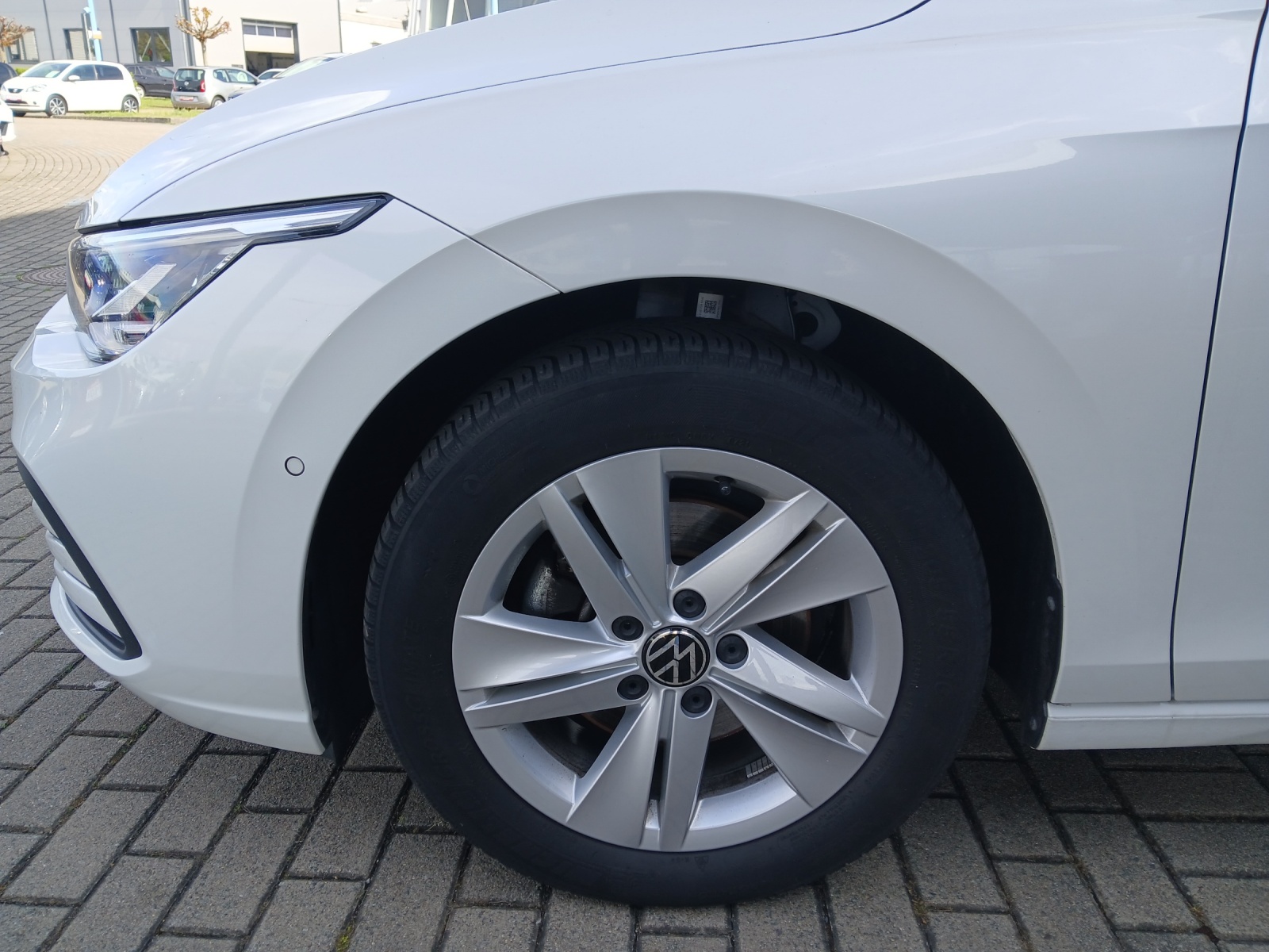 Fahrzeugabbildung Volkswagen Golf VIII eTSI Life DSG LED AHK Navi Pano AID ACC Park-Assist SH