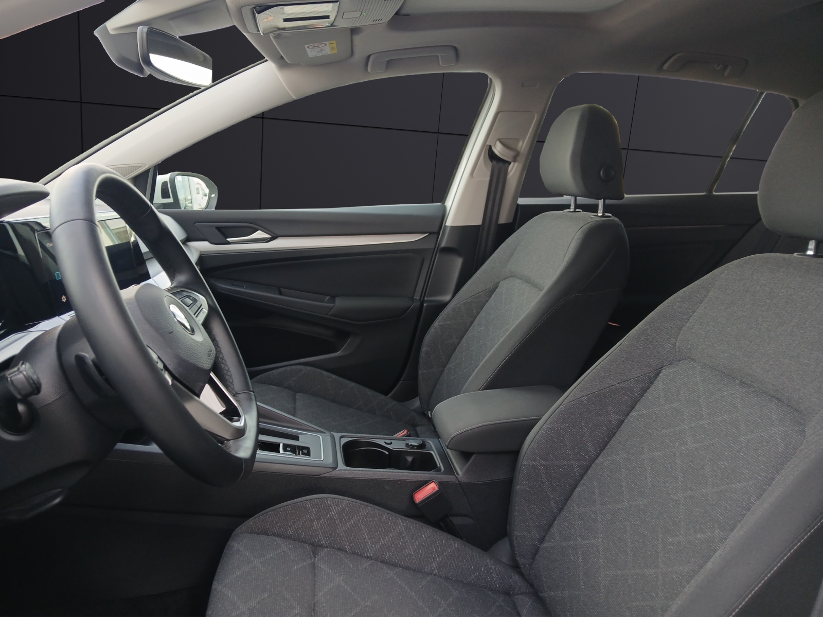 Fahrzeugabbildung Volkswagen Golf VIII eTSI Life DSG LED AHK Navi Pano AID ACC Park-Assist SH