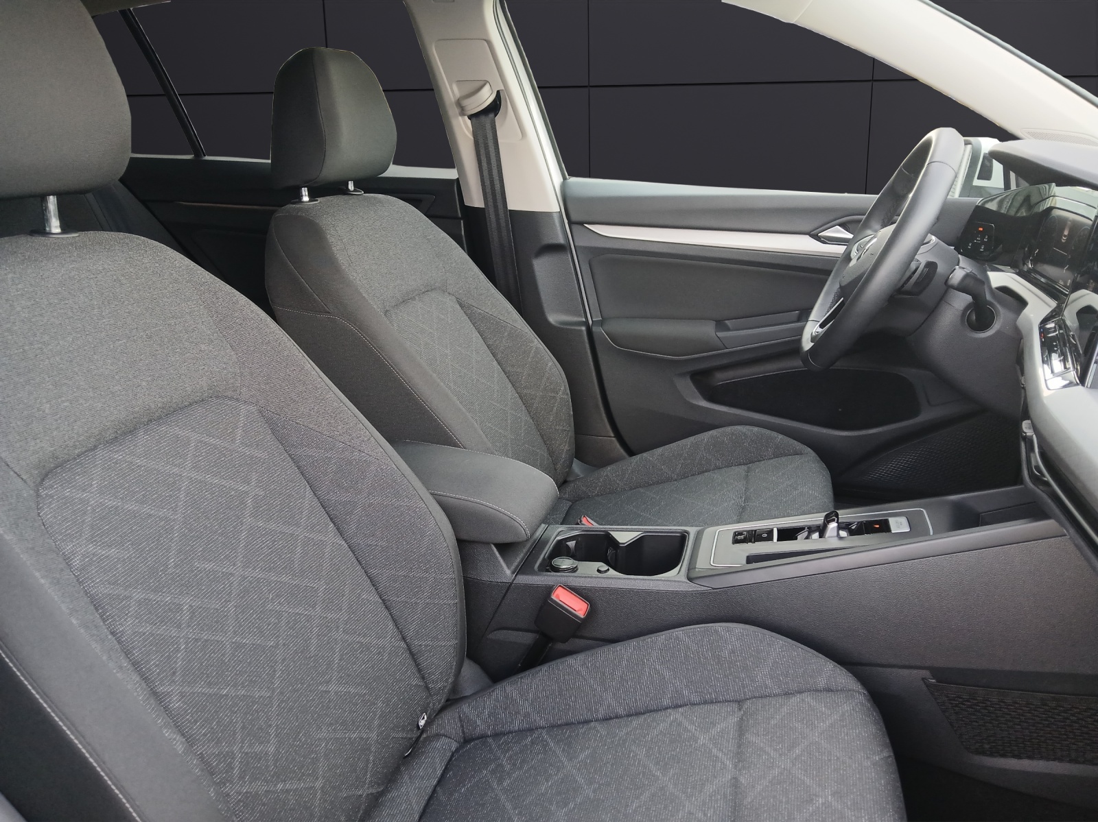 Fahrzeugabbildung Volkswagen Golf VIII eTSI Life DSG LED AHK Navi Pano AID ACC Park-Assist SH
