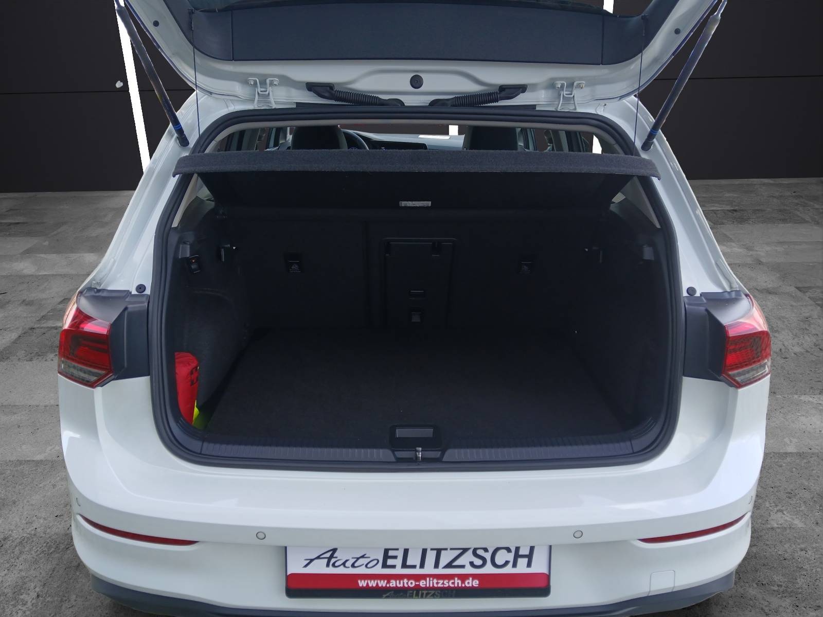 Fahrzeugabbildung Volkswagen Golf VIII eTSI Life DSG LED AHK Navi Pano AID ACC Park-Assist SH