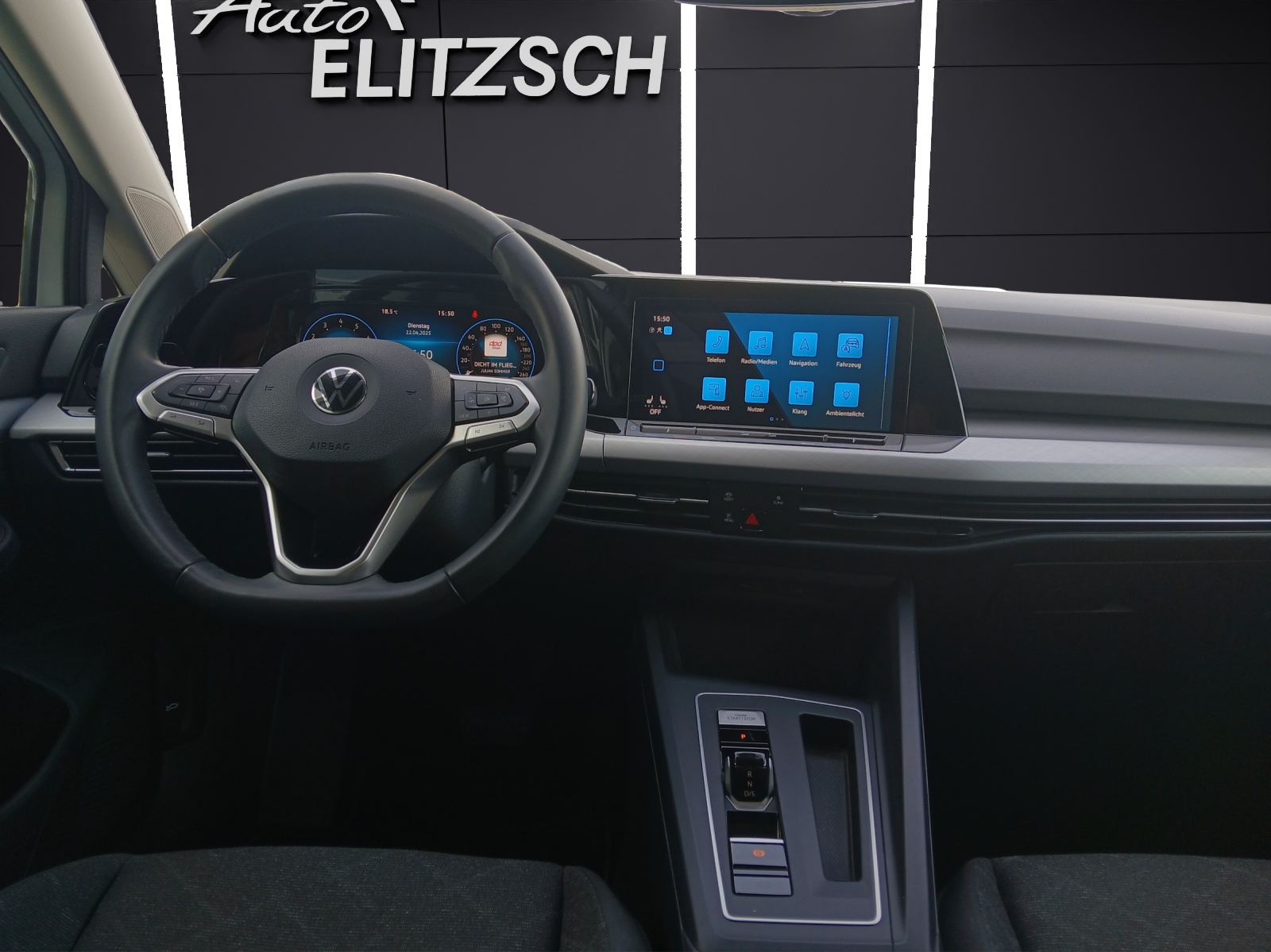 Fahrzeugabbildung Volkswagen Golf VIII eTSI Life DSG LED AHK Navi Pano AID ACC Park-Assist SH