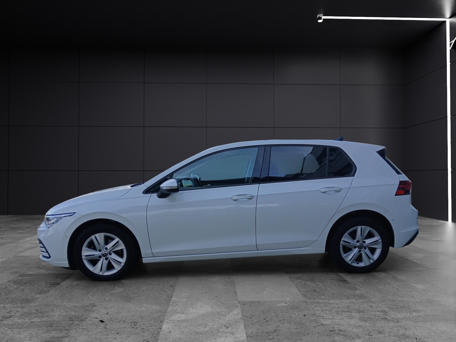 Fahrzeugabbildung Volkswagen Golf VIII eTSI Life DSG LED AHK Navi Pano AID ACC Park-Assist SH