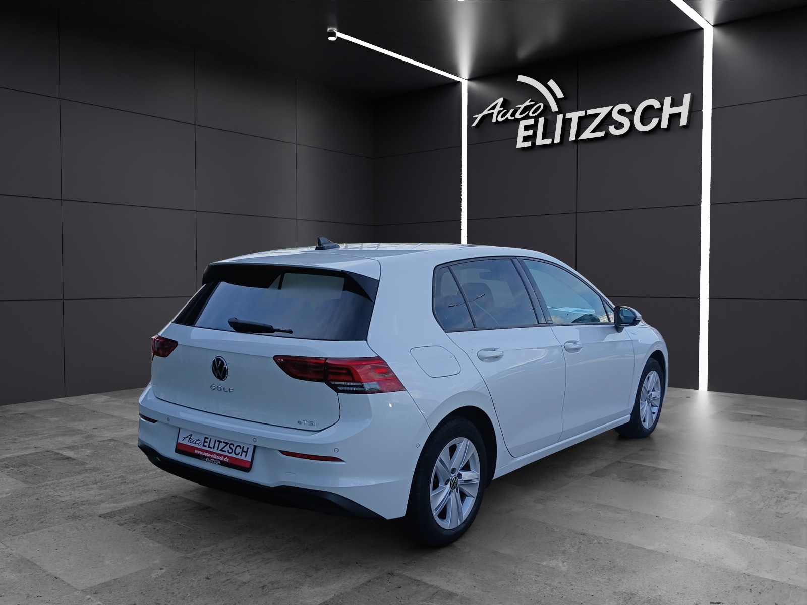 Fahrzeugabbildung Volkswagen Golf VIII eTSI Life DSG LED AHK Navi Pano AID ACC Park-Assist SH