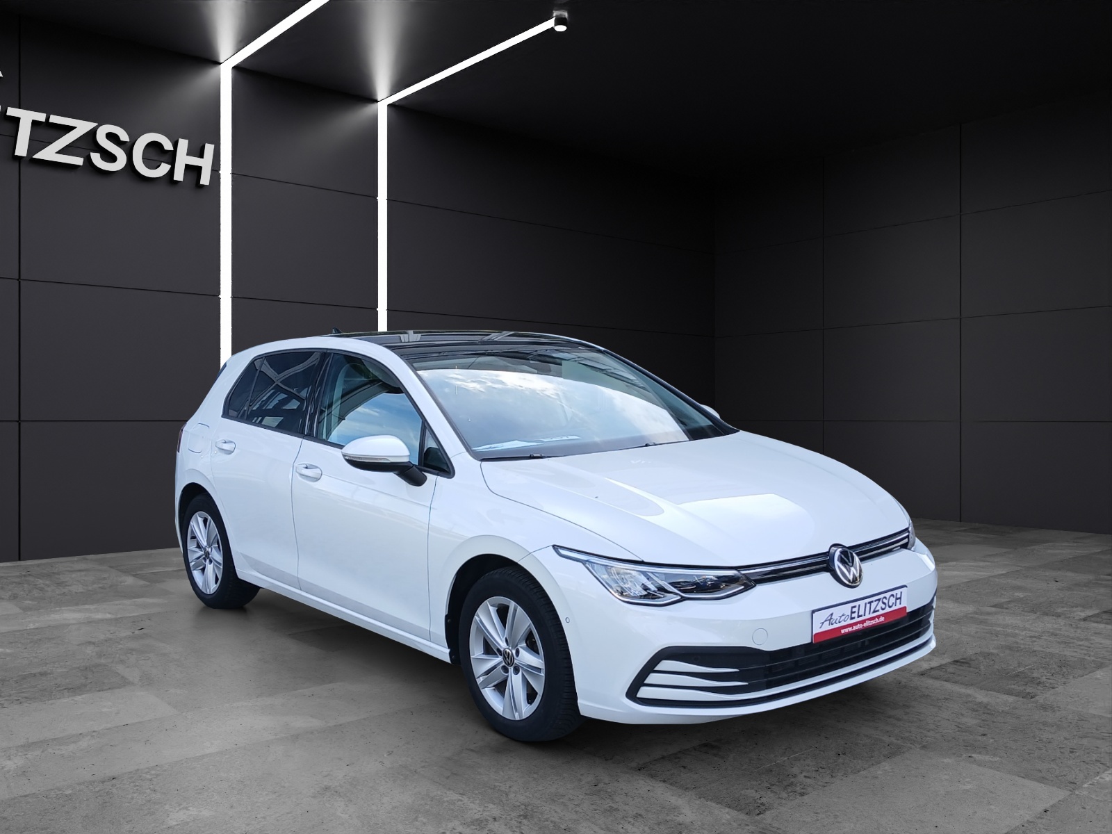 Fahrzeugabbildung Volkswagen Golf VIII eTSI Life DSG LED AHK Navi Pano AID ACC Park-Assist SH