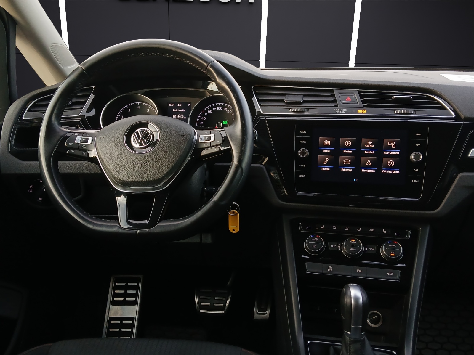 Fahrzeugabbildung Volkswagen Touran TSI Sound DSG LED AHK Navi ACC PDC SH