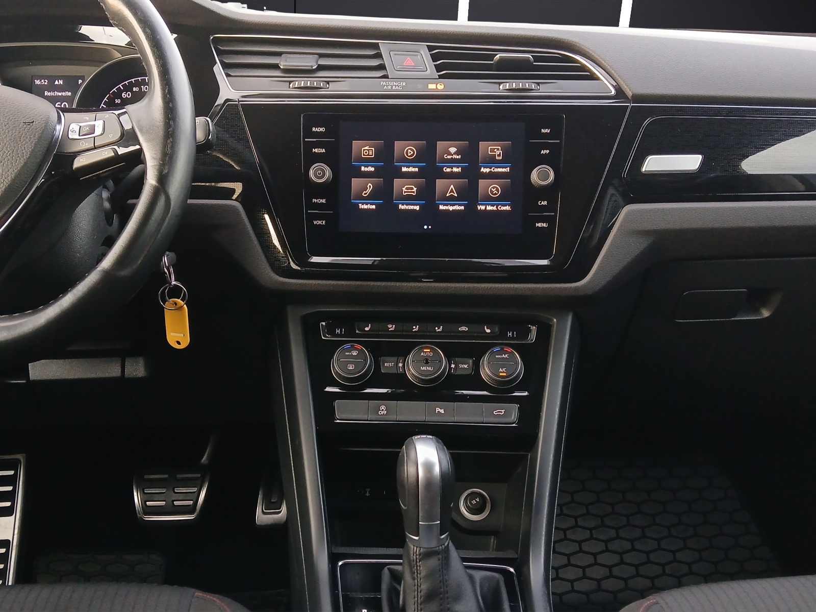 Fahrzeugabbildung Volkswagen Touran TSI Sound DSG LED AHK Navi ACC PDC SH