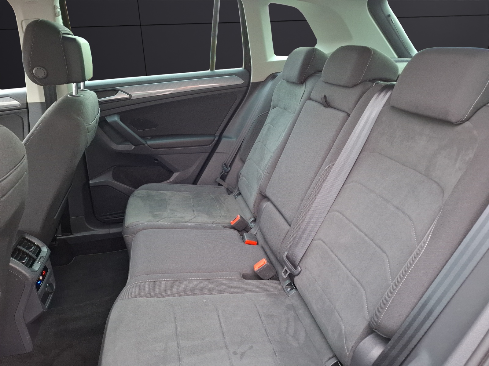 Fahrzeugabbildung Volkswagen Tiguan TDI Life DSG 4M Standhzg Matrix Navi ACC HUD PDC SH 18