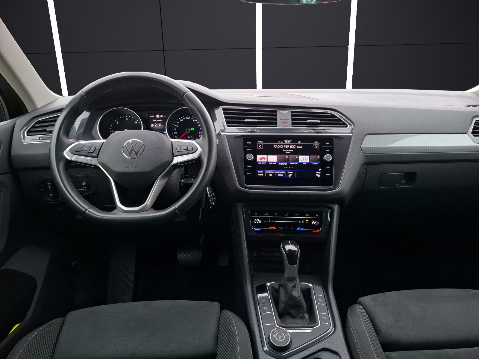 Fahrzeugabbildung Volkswagen Tiguan TDI Life DSG 4M Standhzg Matrix Navi ACC HUD PDC SH 18