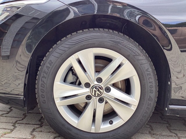 Fahrzeugabbildung Volkswagen Golf VIII Variant Life DSG LED AHK Navi AID ACC Park-Assist SH LM