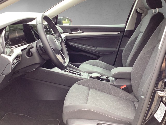 Fahrzeugabbildung Volkswagen Golf VIII Variant Life DSG LED AHK Navi AID ACC Park-Assist SH LM