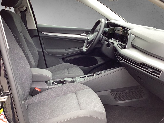 Fahrzeugabbildung Volkswagen Golf VIII Variant Life DSG LED AHK Navi AID ACC Park-Assist SH LM