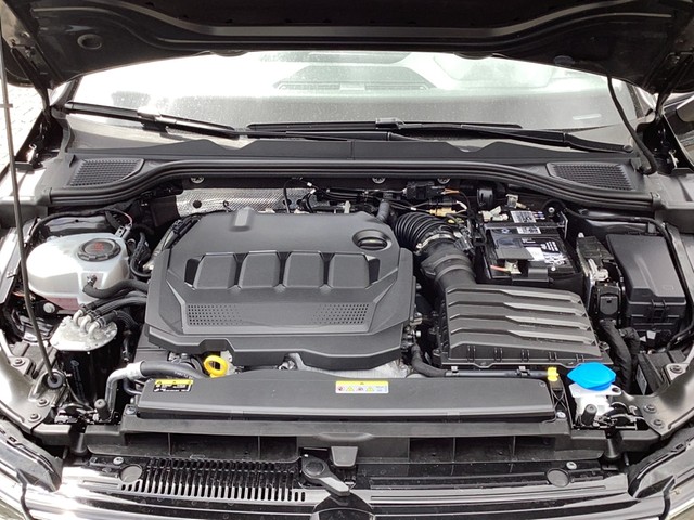 Fahrzeugabbildung Volkswagen Golf VIII Variant Life DSG LED AHK Navi AID ACC Park-Assist SH LM