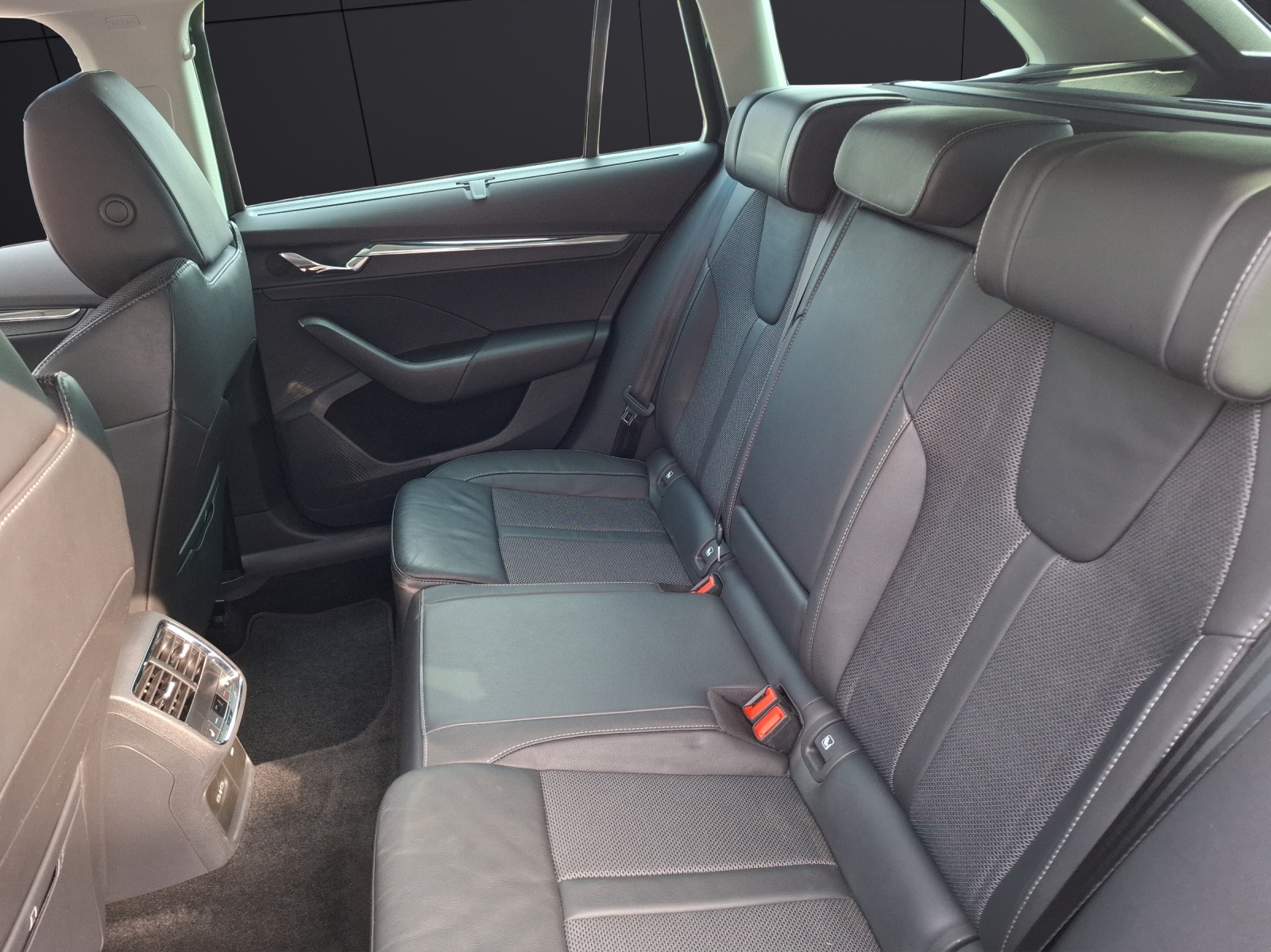 Fahrzeugabbildung SKODA Octavia Combi TDI First-Edition DSG Matrix Navi AID ACC SH 18