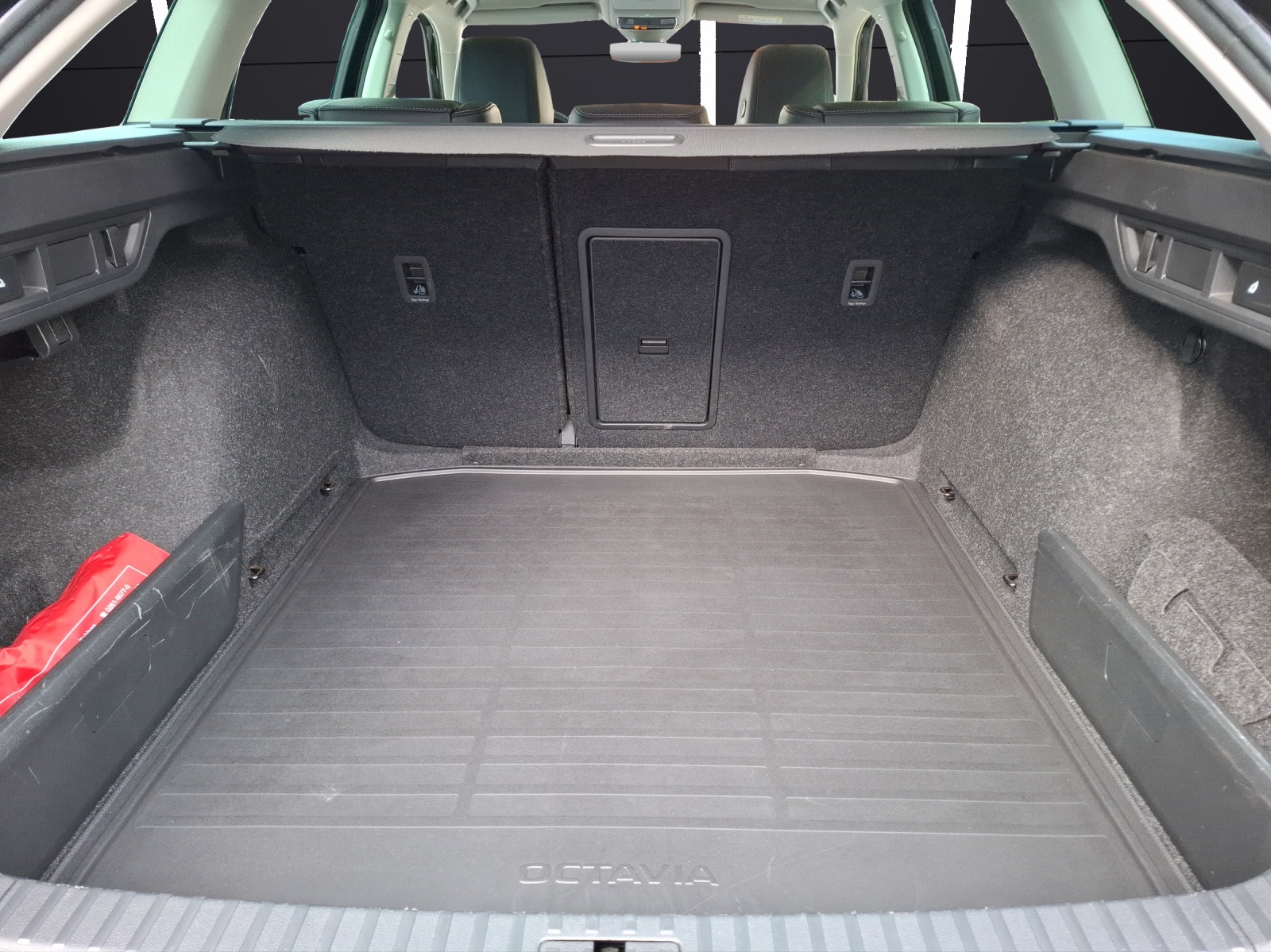 Fahrzeugabbildung SKODA Octavia Combi TDI First-Edition DSG Matrix Navi AID ACC SH 18